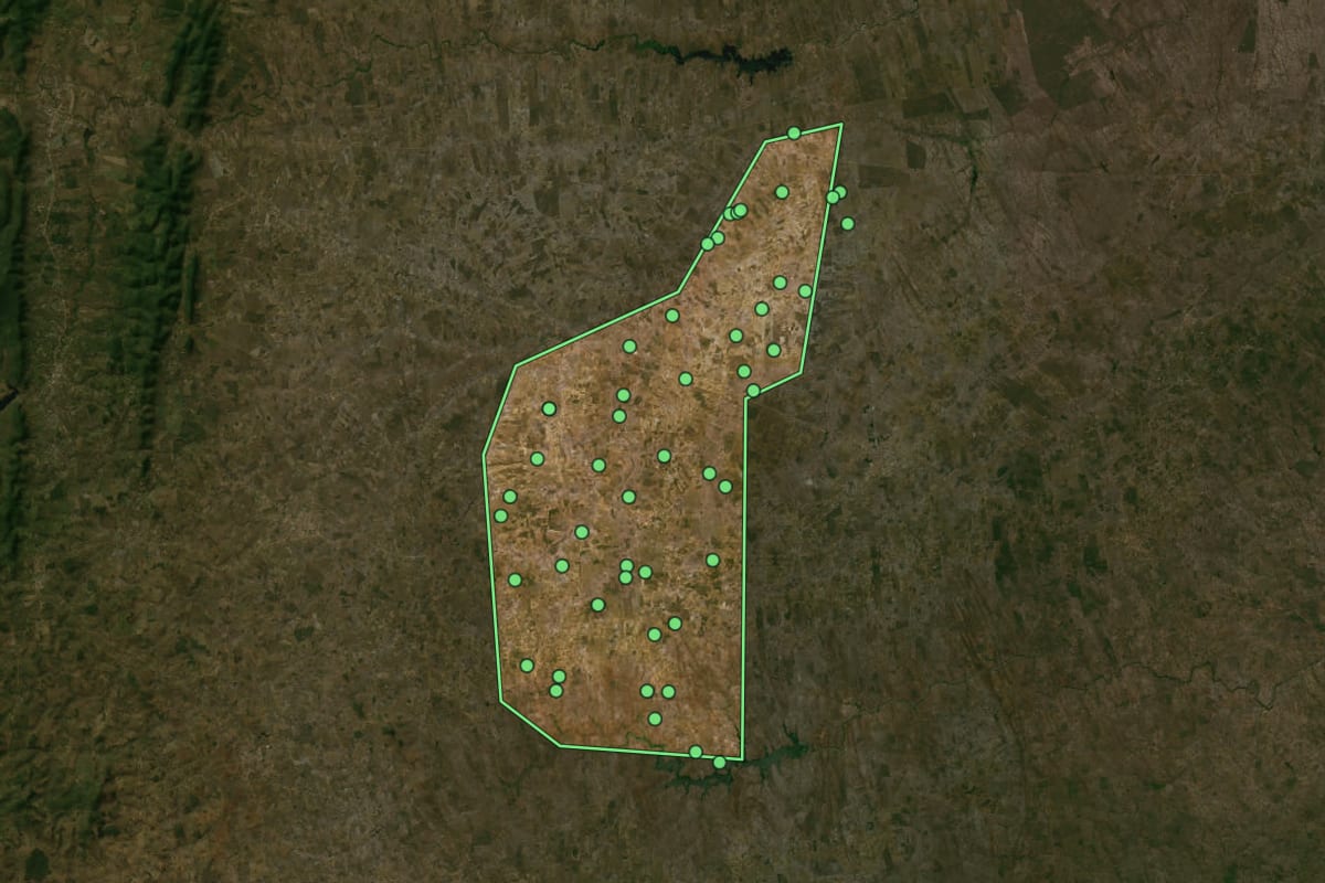 Imagem de satélite de Quixabeira (BA), com o contorno do município e a posição dos imóveis desta página.