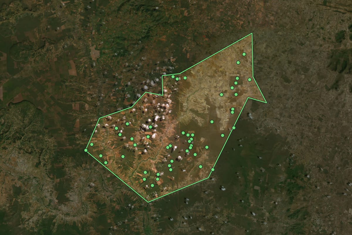 Imagem de satélite de Ribeira do Amparo (BA), com o contorno do município e a posição dos imóveis desta página.