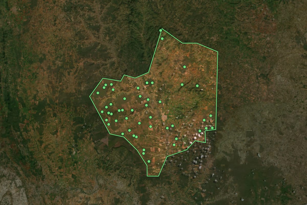 Imagem de satélite de Ribeira do Pombal (BA), com o contorno do município e a posição dos imóveis desta página.