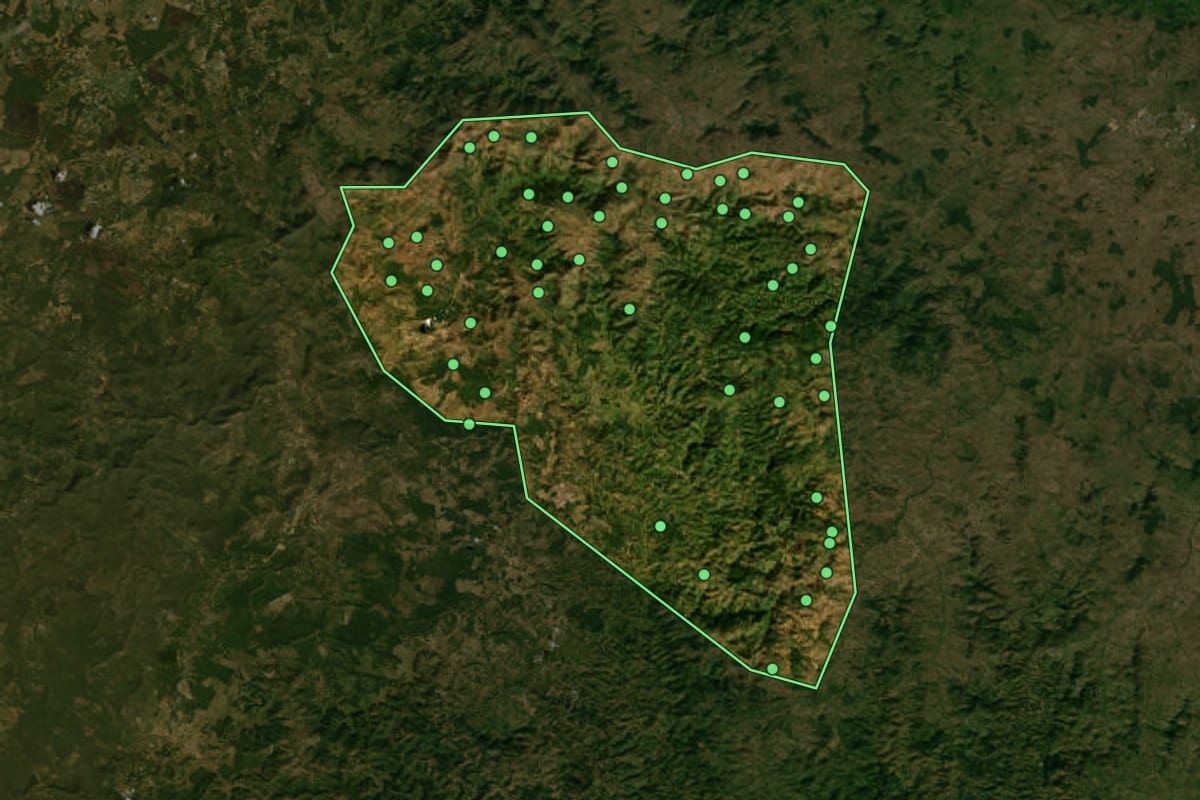 Imagem de satélite de Ribeirão do Largo (BA), com o contorno do município e a posição dos imóveis desta página.