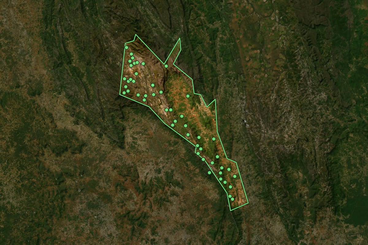 Imagem de satélite de Rio de Contas (BA), com o contorno do município e a posição dos imóveis desta página.