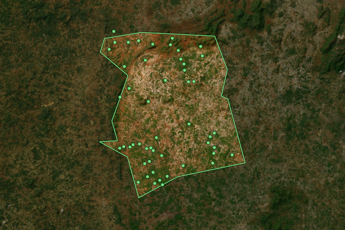 Imagem de satélite de Rio do Antônio (BA), com o contorno do município e a posição dos imóveis desta página.