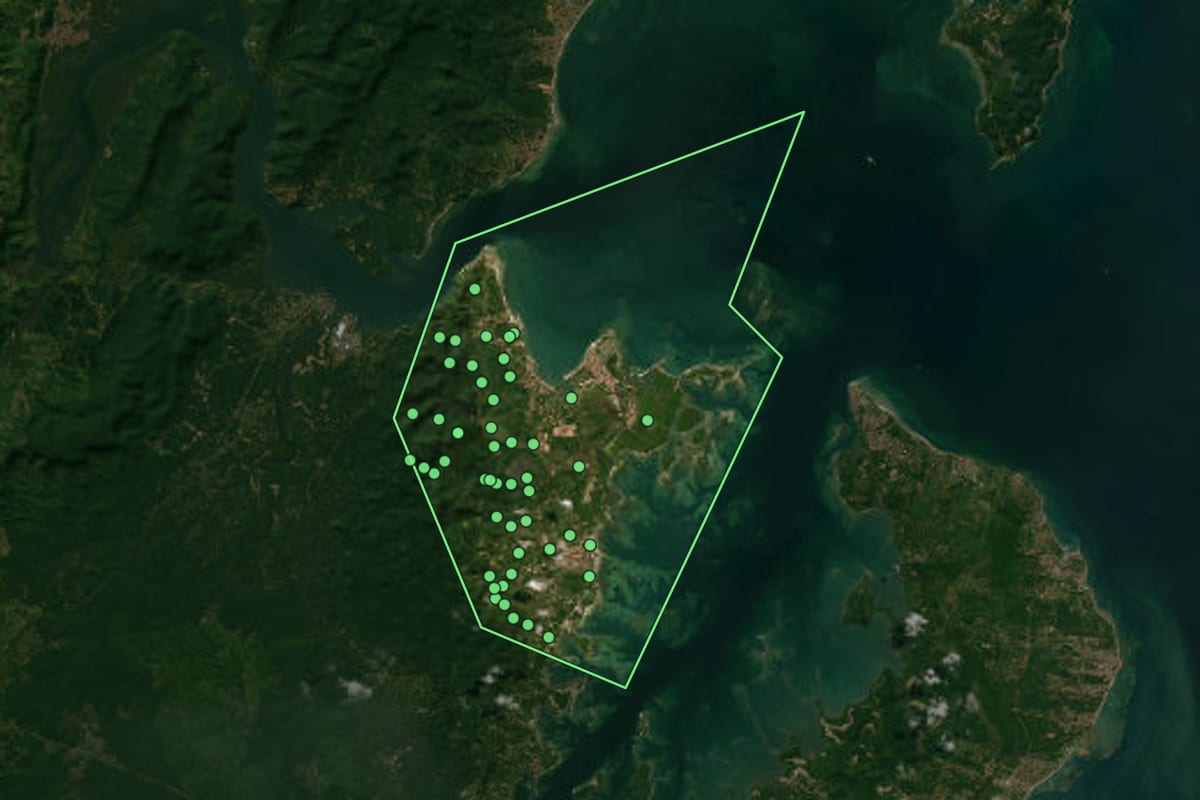 Imagem de satélite de Salinas da Margarida (BA), com o contorno do município e a posição dos imóveis desta página.