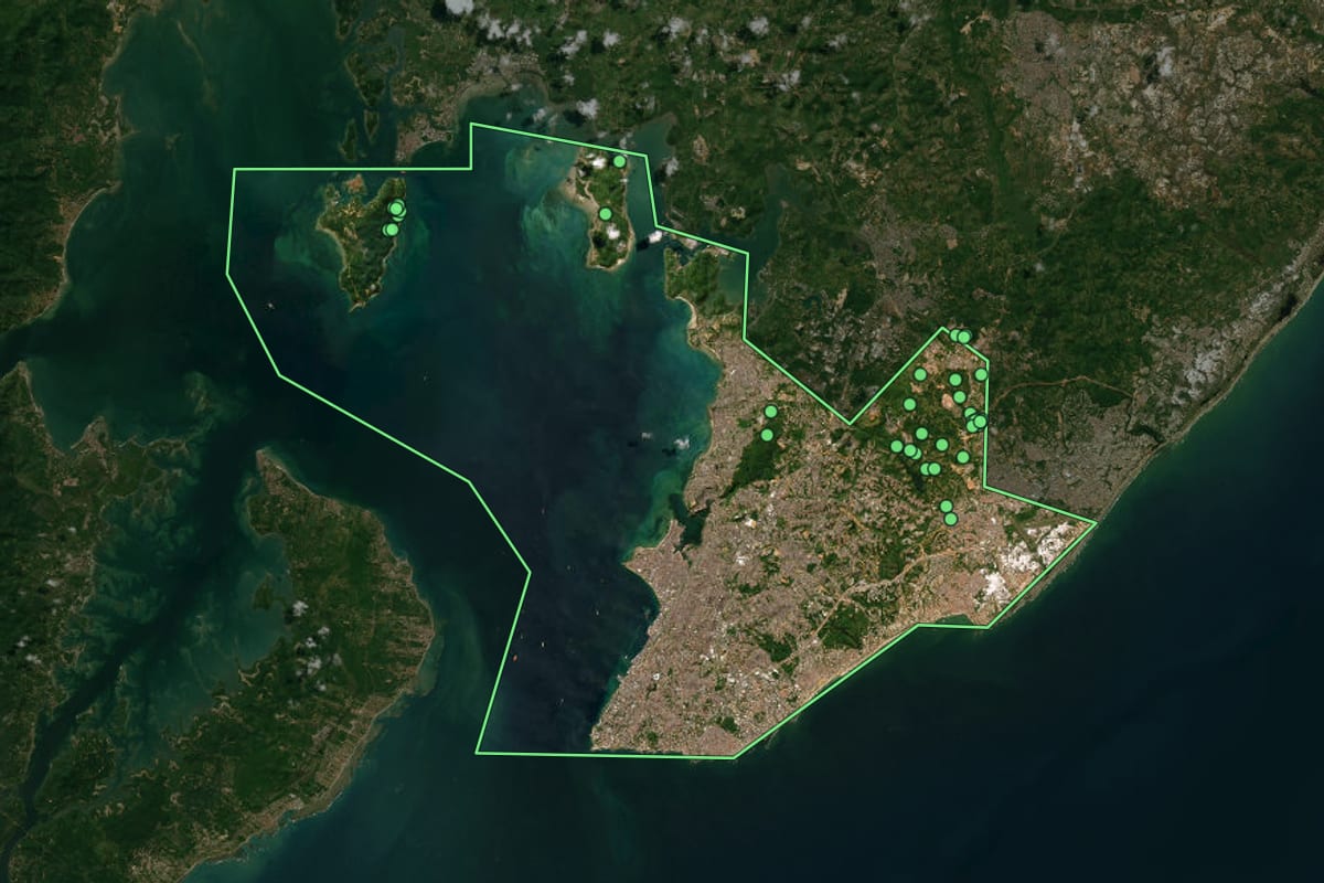 Imagem de satélite de Salvador (BA), com o contorno do município e a posição dos imóveis desta página.