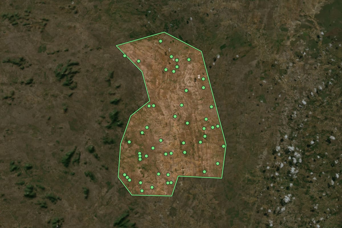 Imagem de satélite de Santa Bárbara (BA), com o contorno do município e a posição dos imóveis desta página.