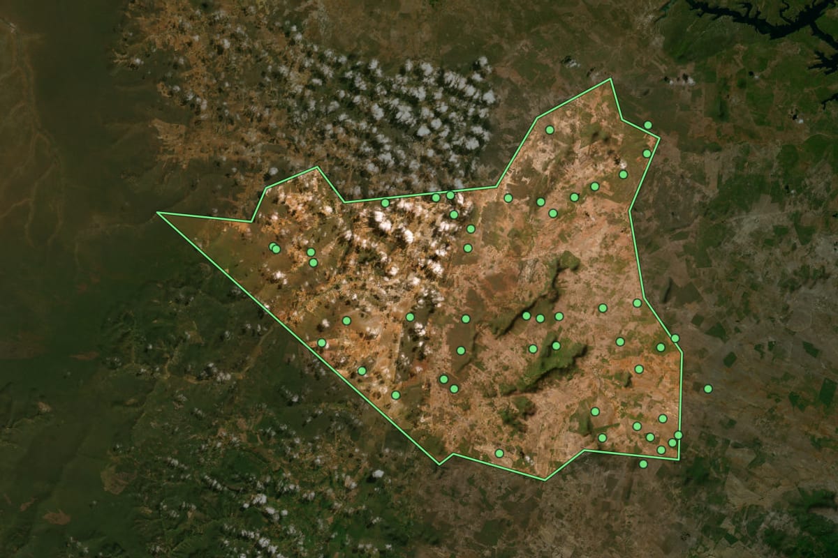 Imagem de satélite de Santa Brígida (BA), com o contorno do município e a posição dos imóveis desta página.
