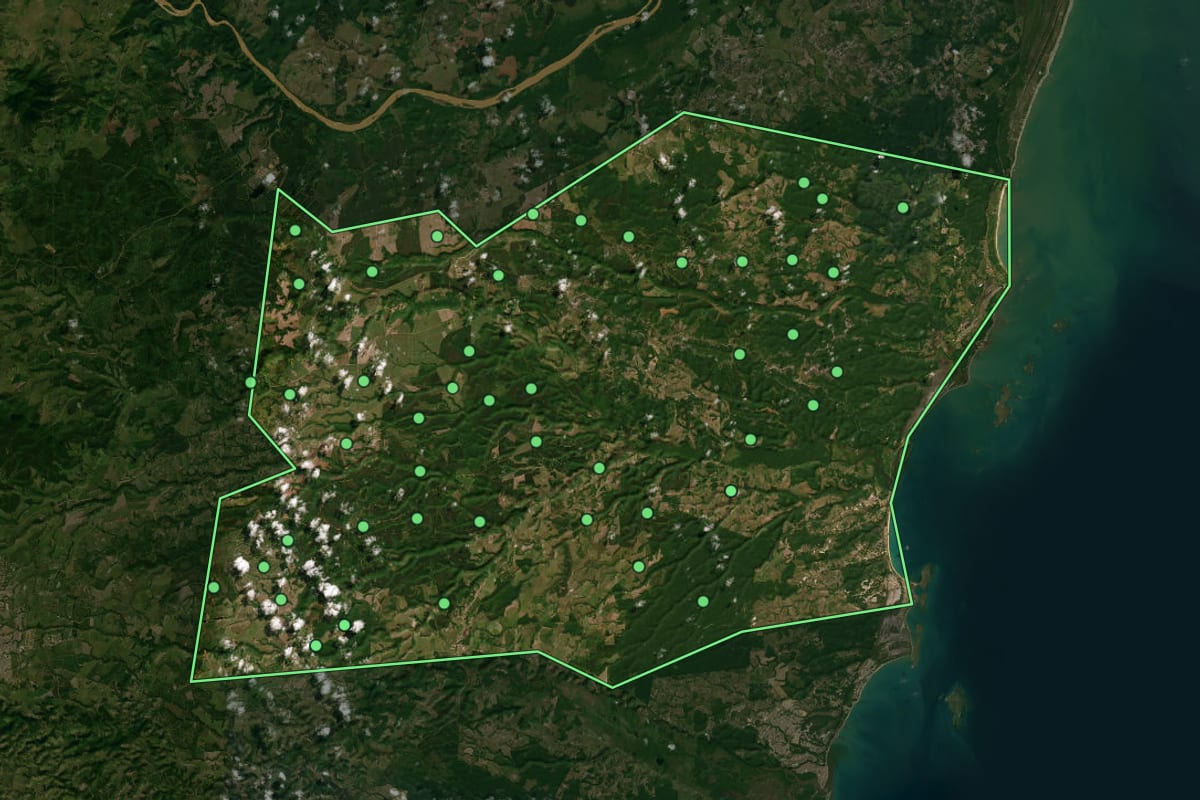 Imagem de satélite de Santa Cruz Cabrália (BA), com o contorno do município e a posição dos imóveis desta página.