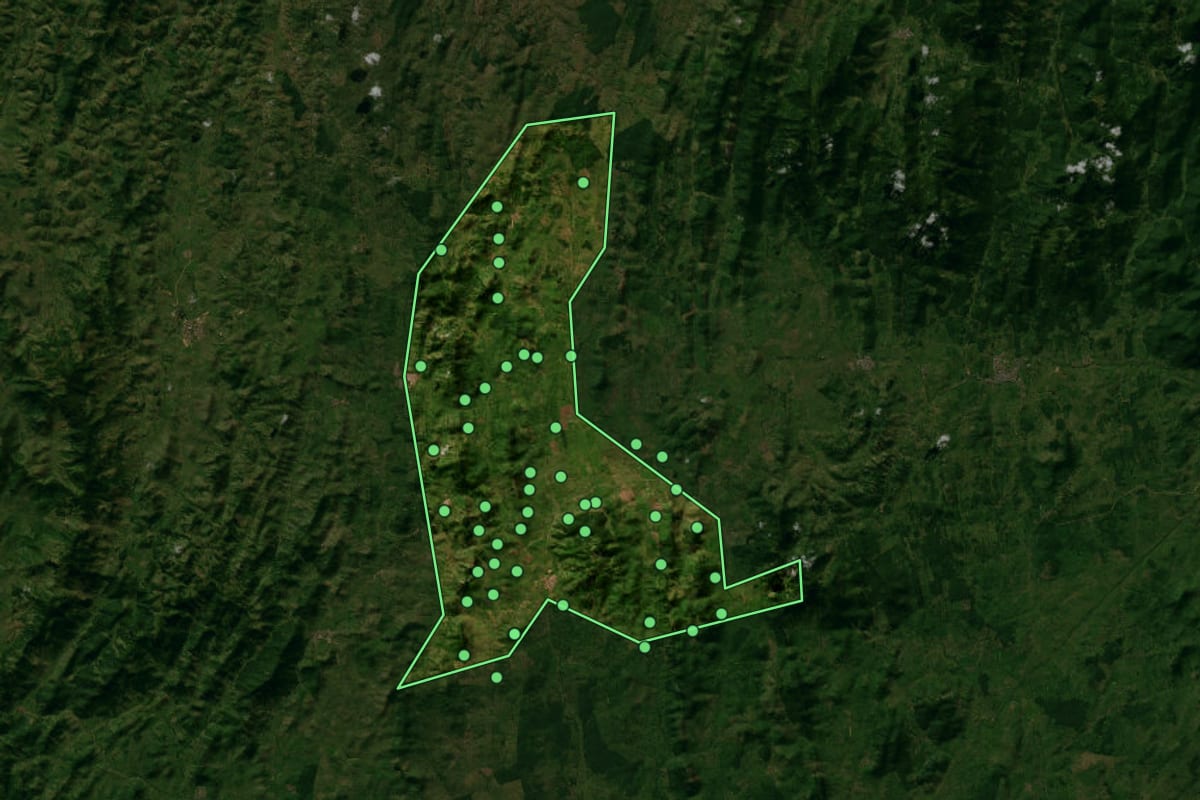 Imagem de satélite de Santa Cruz da Vitória (BA), com o contorno do município e a posição dos imóveis desta página.