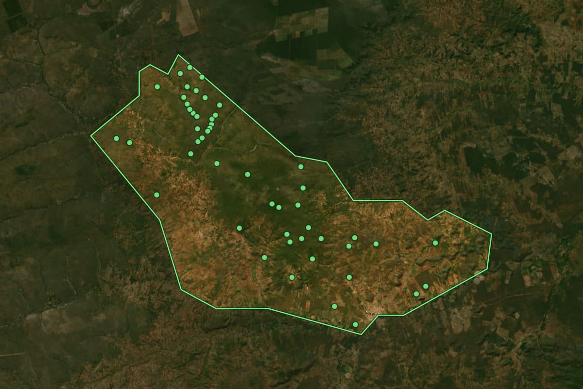 Imagem de satélite de Santa Maria da Vitória (BA), com o contorno do município e a posição dos imóveis desta página.