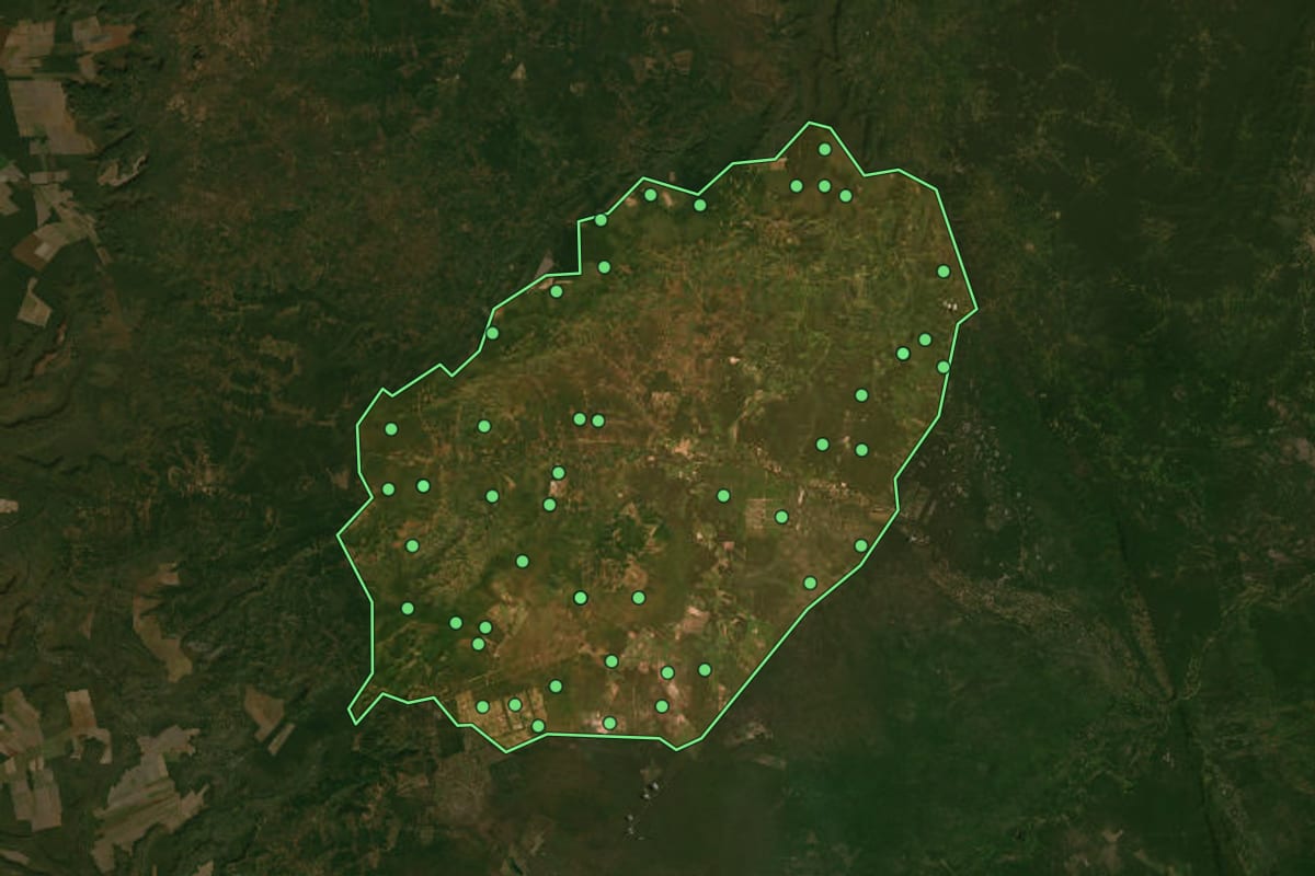 Imagem de satélite de Santa Rita de Cássia (BA), com o contorno do município e a posição dos imóveis desta página.