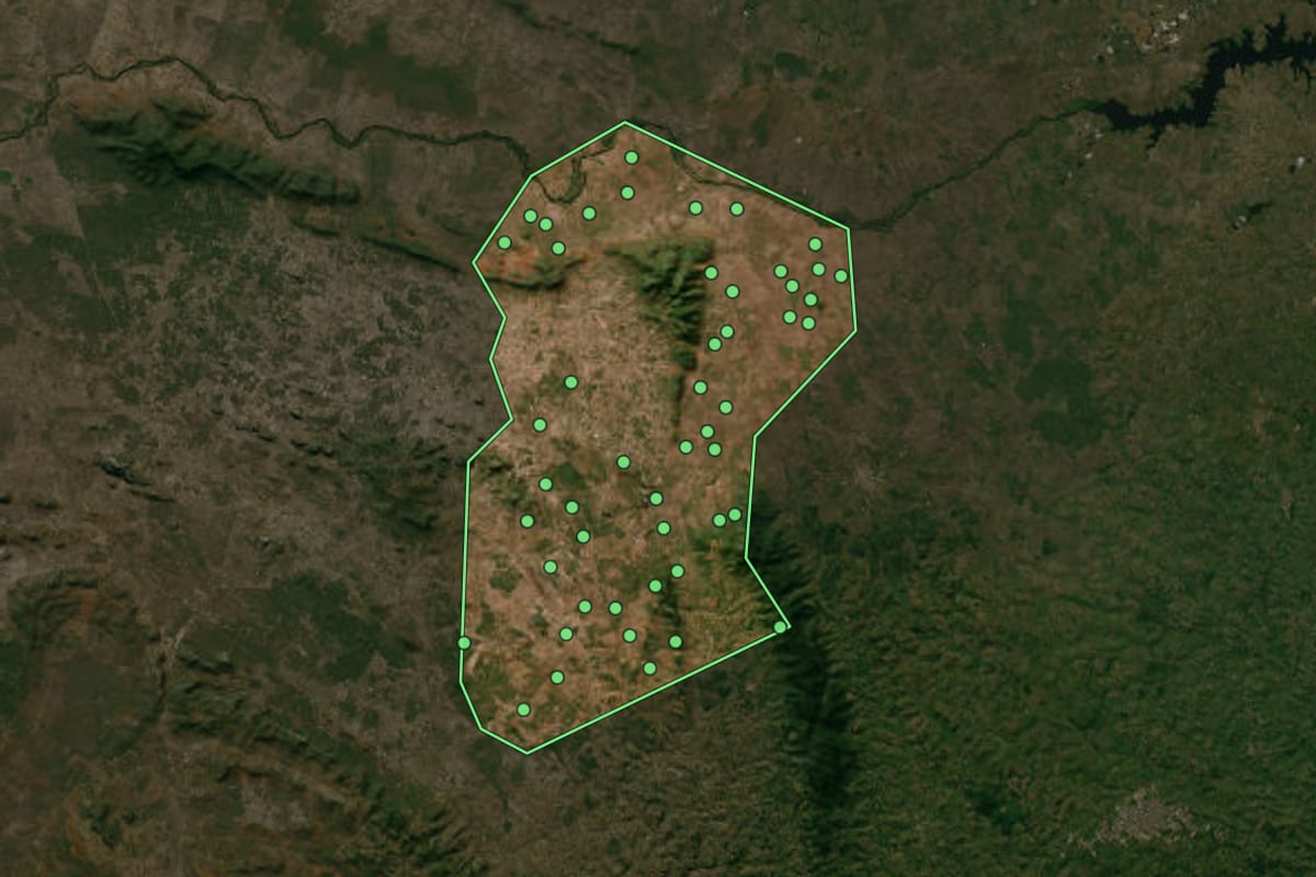 Imagem de satélite de Santa Terezinha (BA), com o contorno do município e a posição dos imóveis desta página.