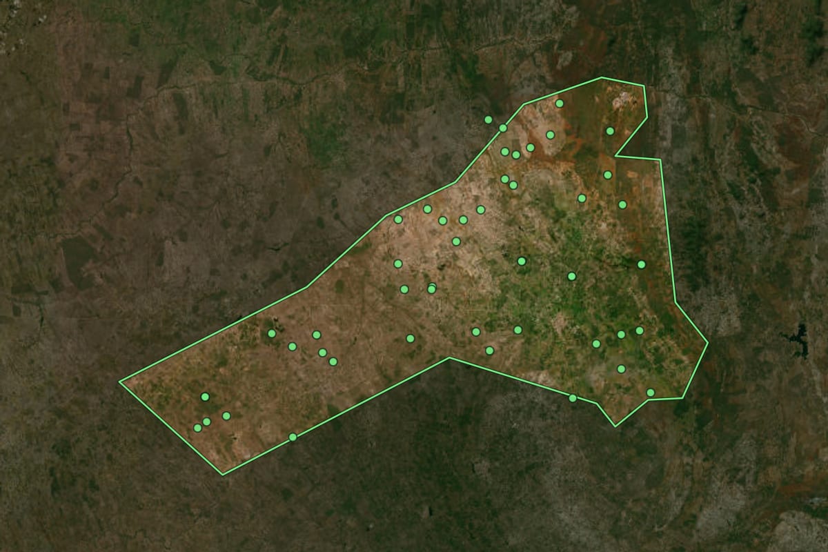 Imagem de satélite de Santaluz (BA), com o contorno do município e a posição dos imóveis desta página.