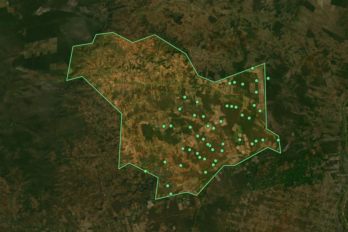 Imagem de satélite de Santana (BA), com o contorno do município e a posição dos imóveis desta página.