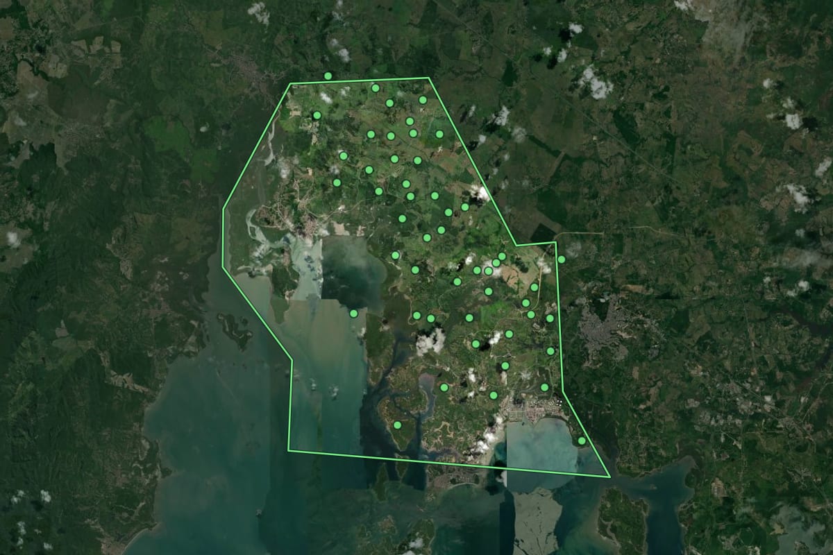 Imagem de satélite de São Francisco do Conde (BA), com o contorno do município e a posição dos imóveis desta página.