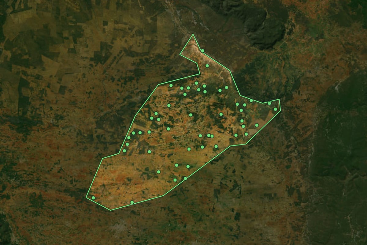 Imagem de satélite de São Gabriel (BA), com o contorno do município e a posição dos imóveis desta página.