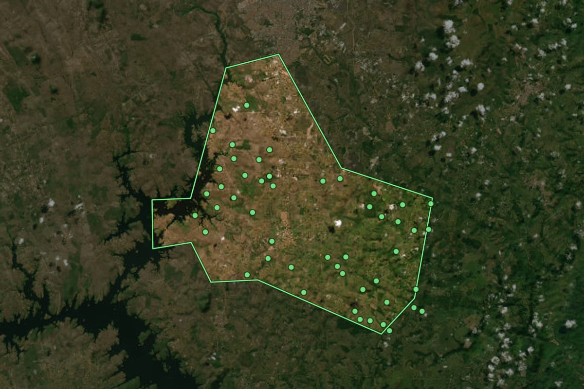 Imagem de satélite de São Gonçalo dos Campos (BA), com o contorno do município e a posição dos imóveis desta página.