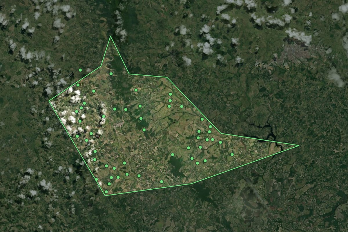 Imagem de satélite de São Miguel das Matas (BA), com o contorno do município e a posição dos imóveis desta página.
