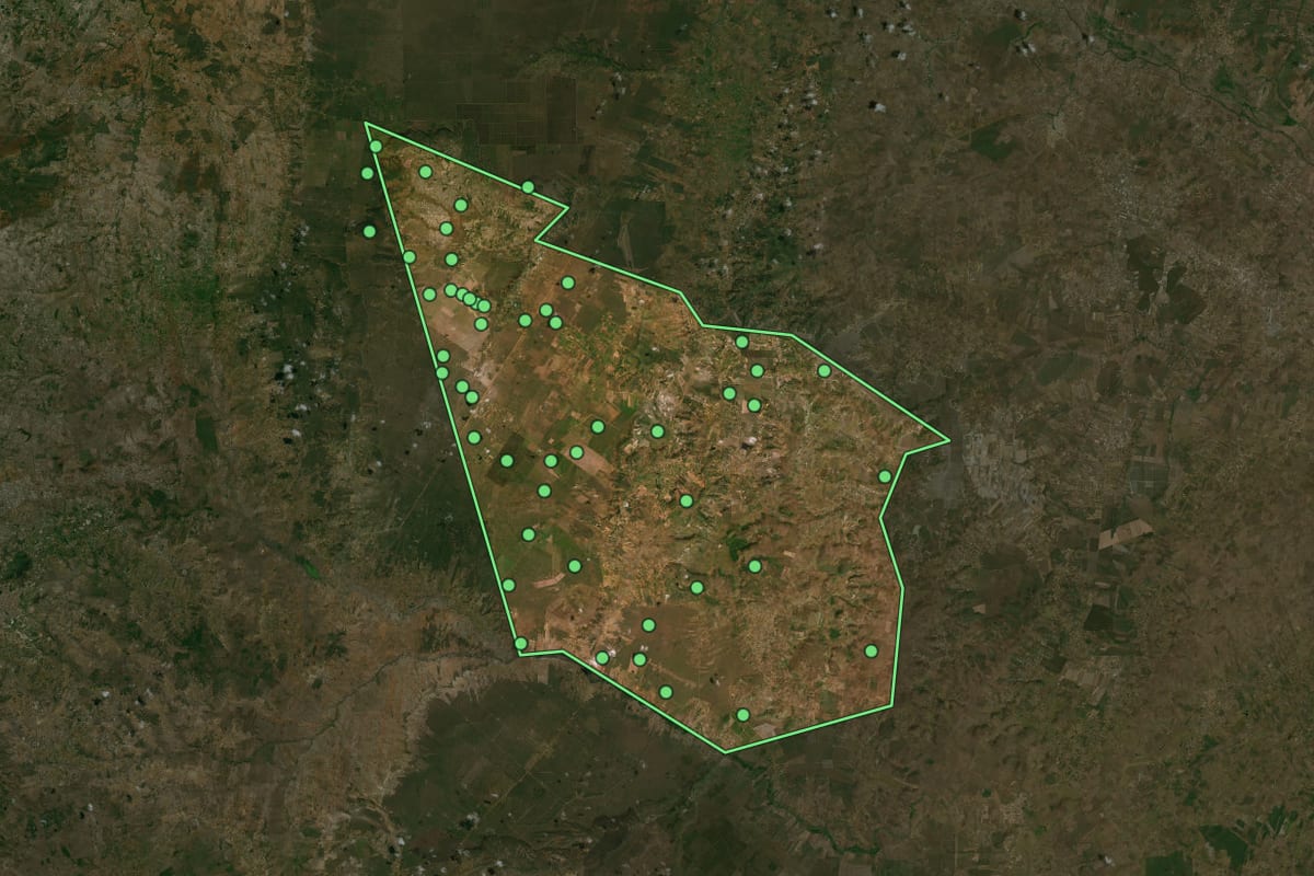 Imagem de satélite de Sátiro Dias (BA), com o contorno do município e a posição dos imóveis desta página.