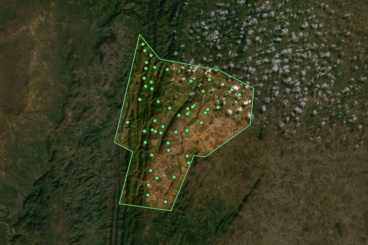 Imagem de satélite de Saúde (BA), com o contorno do município e a posição dos imóveis desta página.
