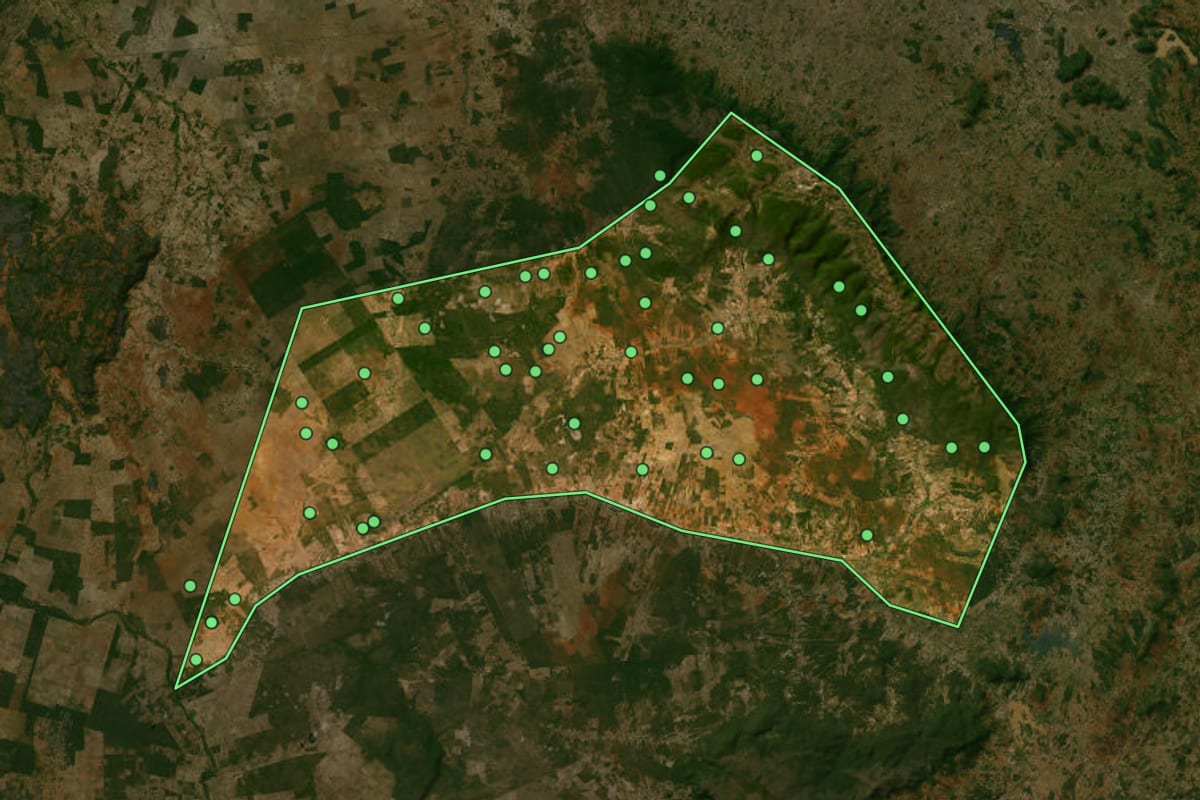Imagem de satélite de Sebastião Laranjeiras (BA), com o contorno do município e a posição dos imóveis desta página.
