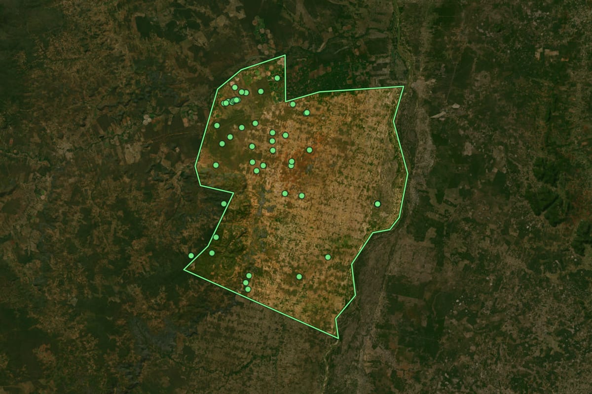 Imagem de satélite de Serra do Ramalho (BA), com o contorno do município e a posição dos imóveis desta página.