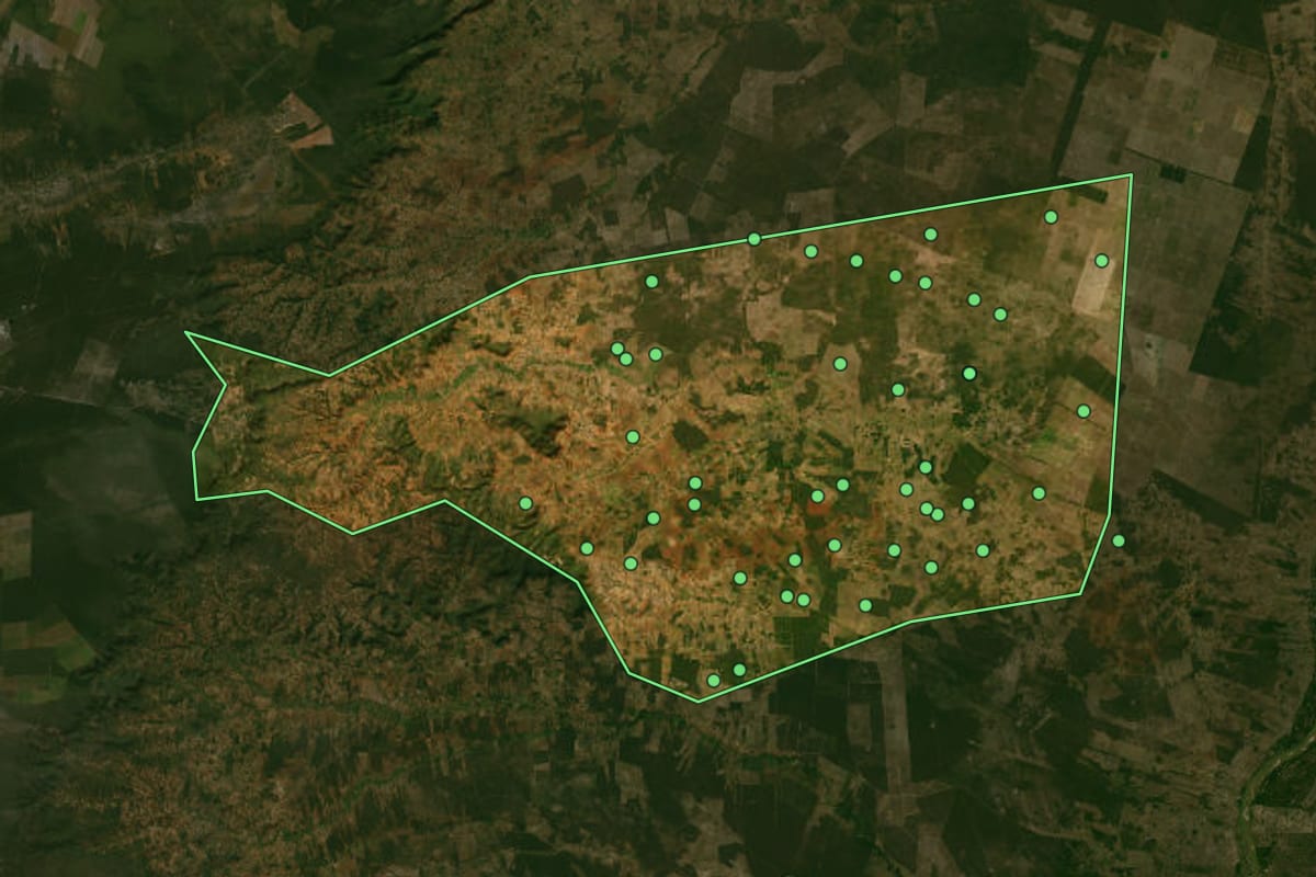 Imagem de satélite de Serra Dourada (BA), com o contorno do município e a posição dos imóveis desta página.