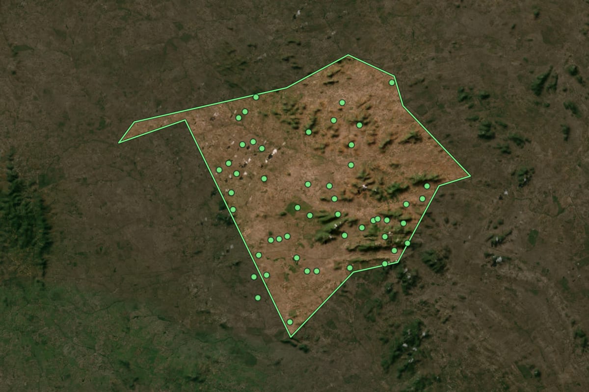 Imagem de satélite de Serra Preta (BA), com o contorno do município e a posição dos imóveis desta página.