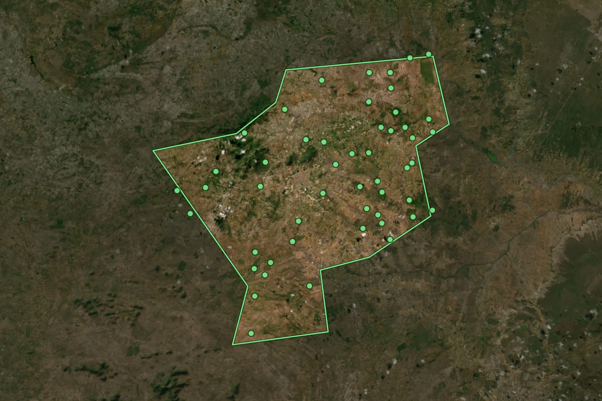 Imagem de satélite de Serrinha (BA), com o contorno do município e a posição dos imóveis desta página.