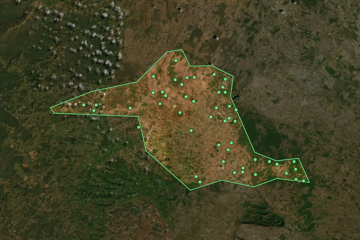 Imagem de satélite de Sítio do Quinto (BA), com o contorno do município e a posição dos imóveis desta página.