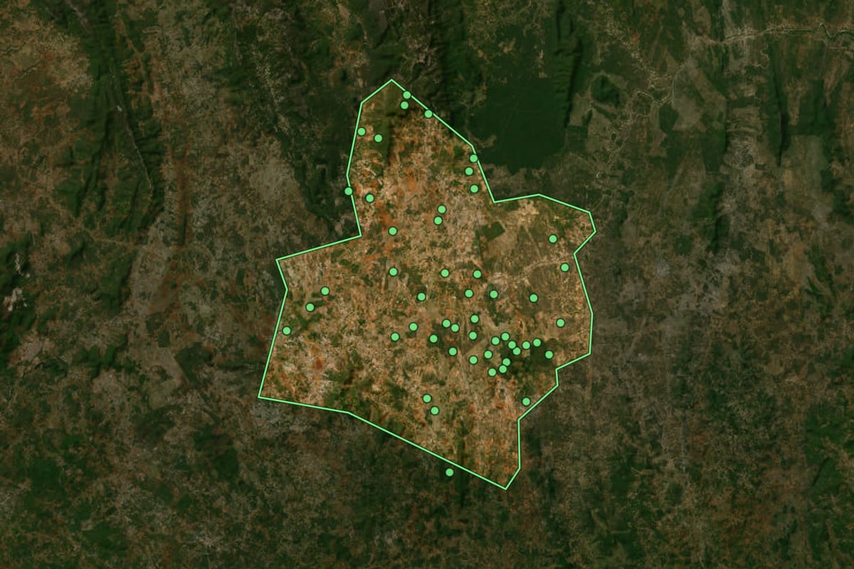 Imagem de satélite de Tanhaçu (BA), com o contorno do município e a posição dos imóveis desta página.