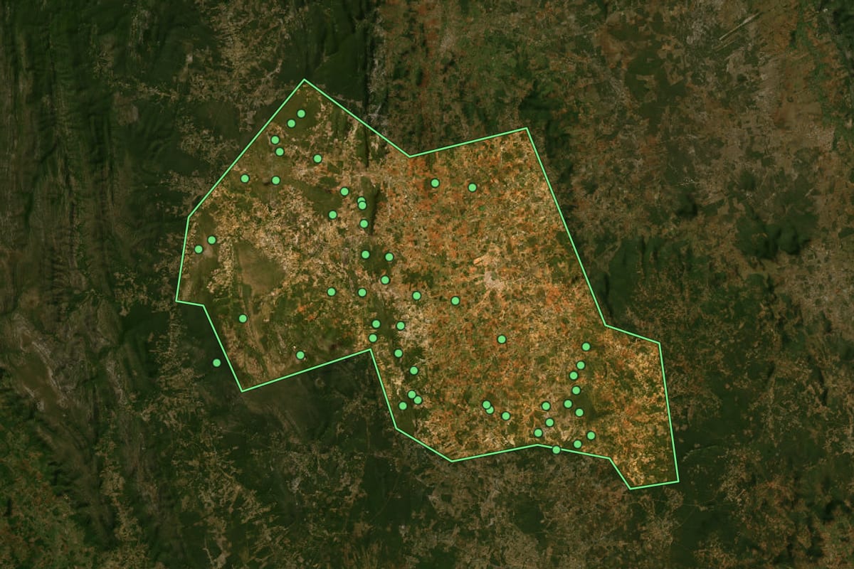 Imagem de satélite de Tanque Novo (BA), com o contorno do município e a posição dos imóveis desta página.