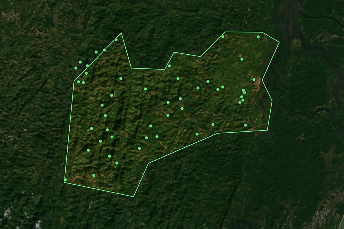 Imagem de satélite de Taperoá (BA), com o contorno do município e a posição dos imóveis desta página.