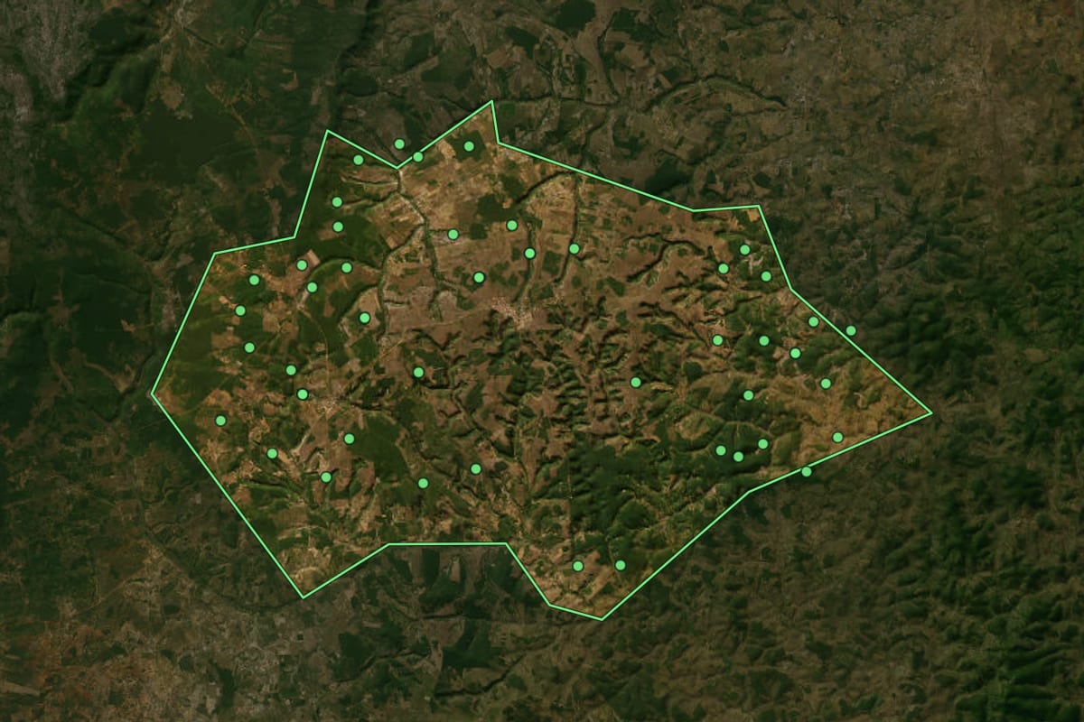 Imagem de satélite de Tapiramutá (BA), com o contorno do município e a posição dos imóveis desta página.