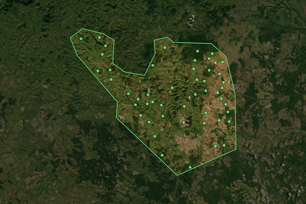 Imagem de satélite de Teixeira de Freitas (BA), com o contorno do município e a posição dos imóveis desta página.