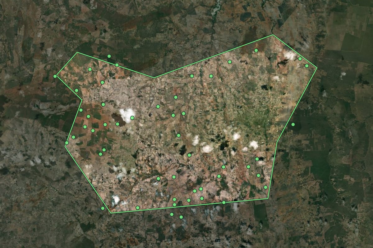 Imagem de satélite de Teofilândia (BA), com o contorno do município e a posição dos imóveis desta página.