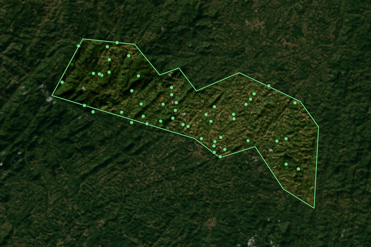 Imagem de satélite de Teolândia (BA), com o contorno do município e a posição dos imóveis desta página.