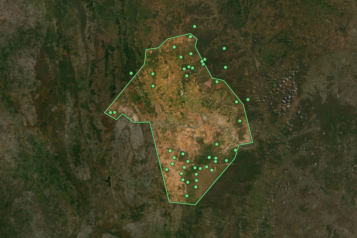 Imagem de satélite de Tucano (BA), com o contorno do município e a posição dos imóveis desta página.