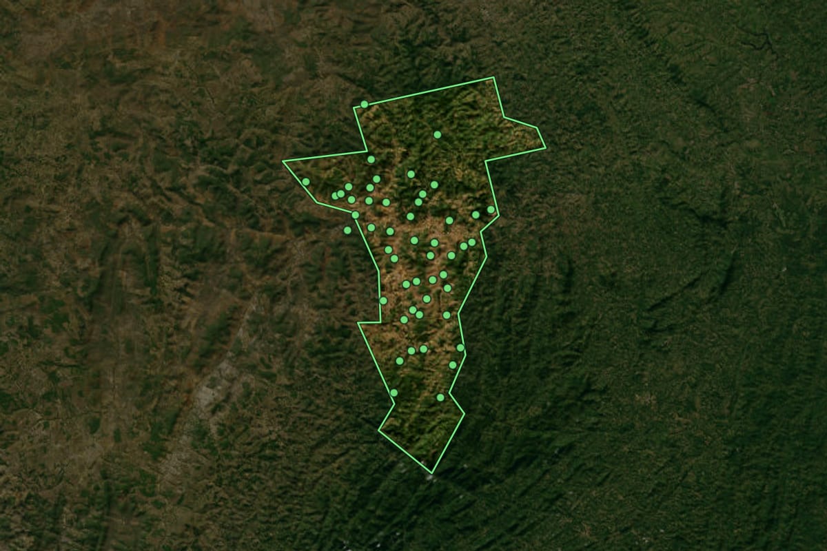 Imagem de satélite de Ubaíra (BA), com o contorno do município e a posição dos imóveis desta página.