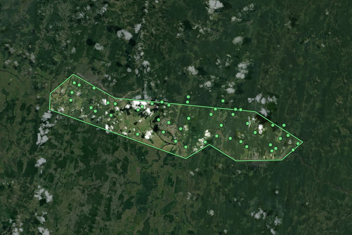Imagem de satélite de Ubaitaba (BA), com o contorno do município e a posição dos imóveis desta página.