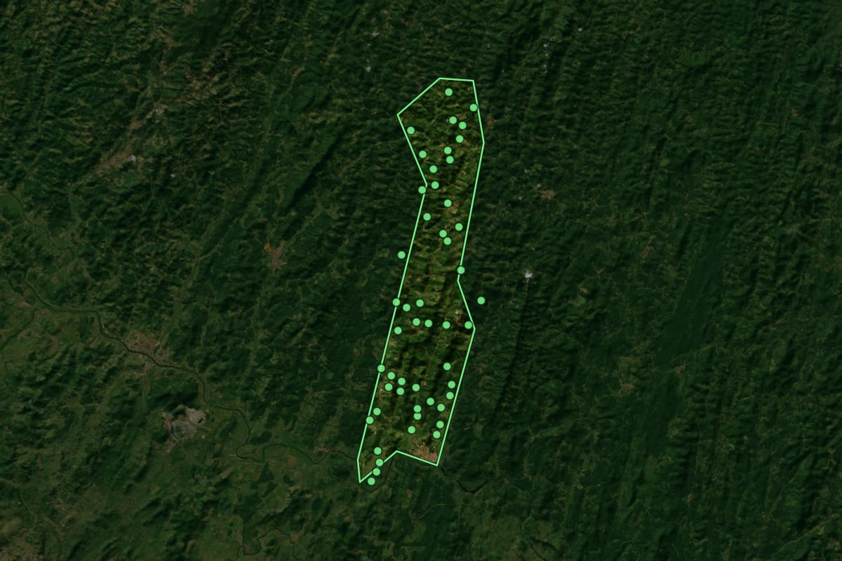 Imagem de satélite de Ubatã (BA), com o contorno do município e a posição dos imóveis desta página.
