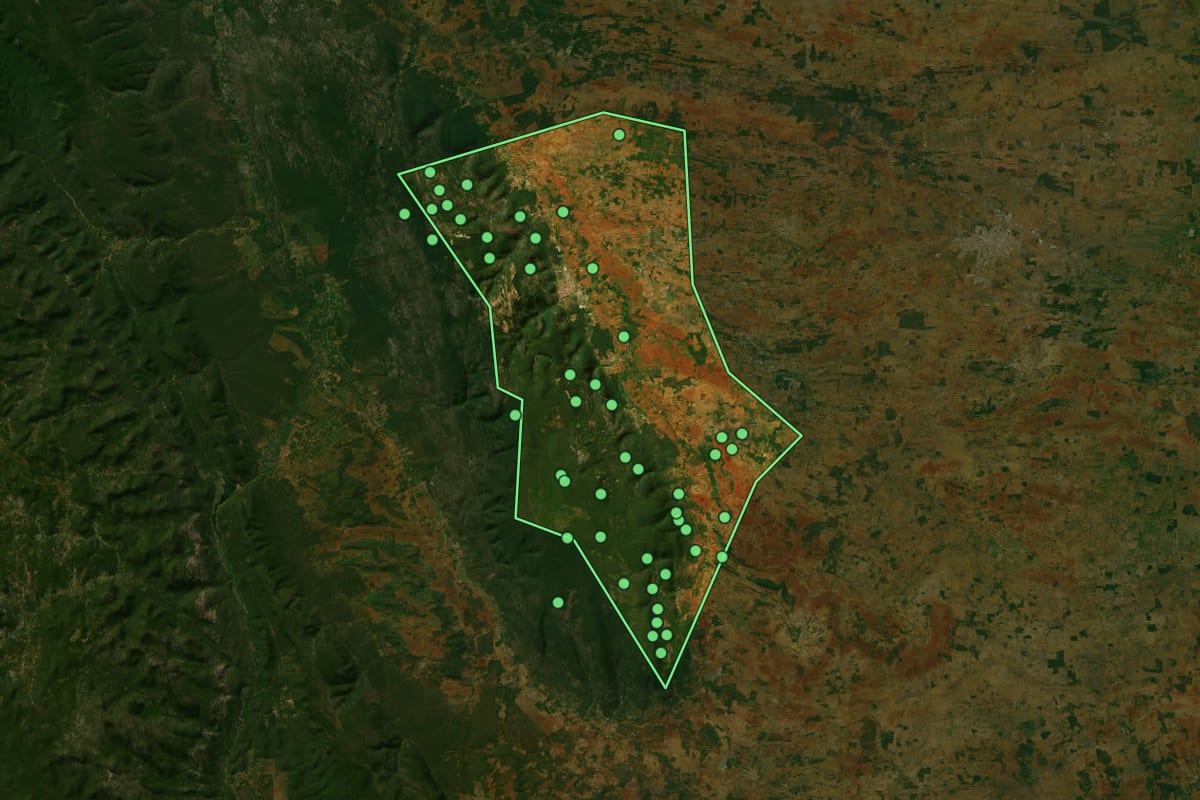 Imagem de satélite de Uibaí (BA), com o contorno do município e a posição dos imóveis desta página.