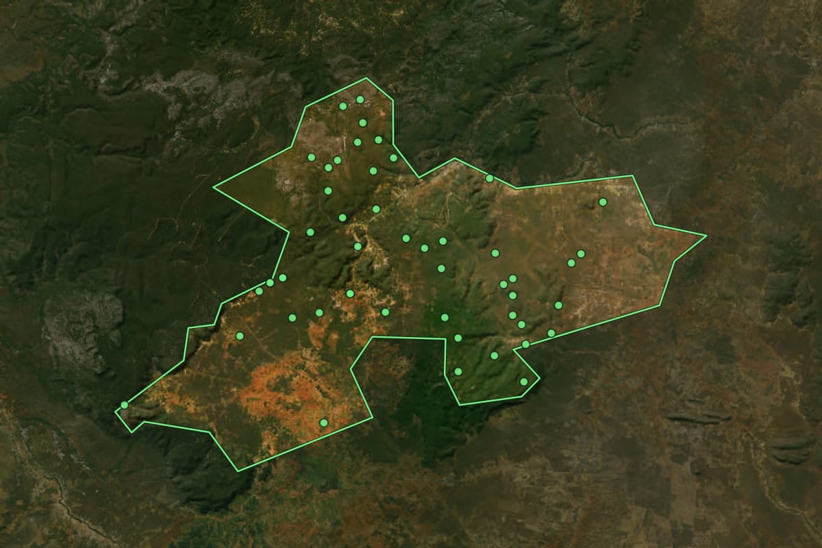 Imagem de satélite de Umburanas (BA), com o contorno do município e a posição dos imóveis desta página.