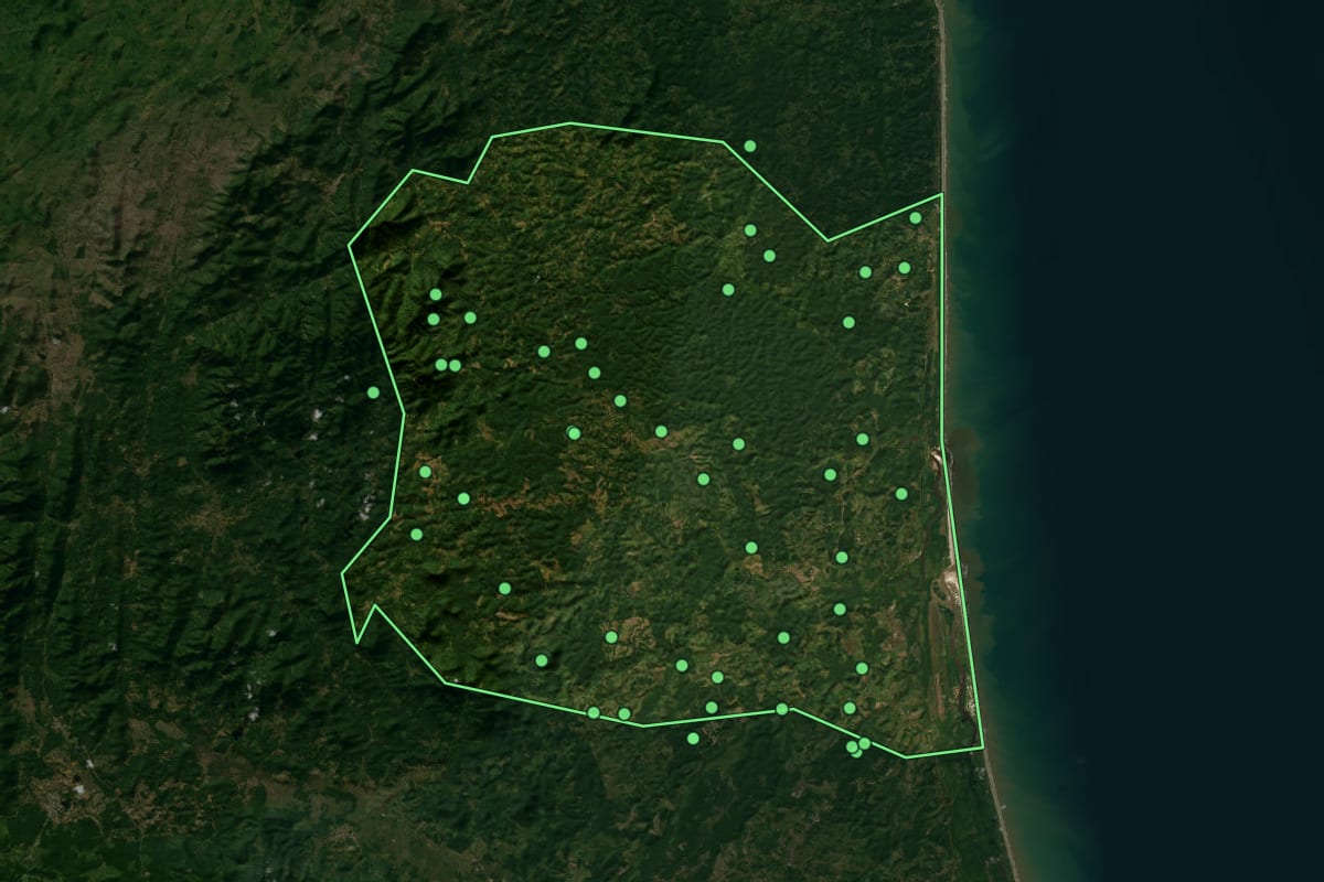 Imagem de satélite de Una (BA), com o contorno do município e a posição dos imóveis desta página.