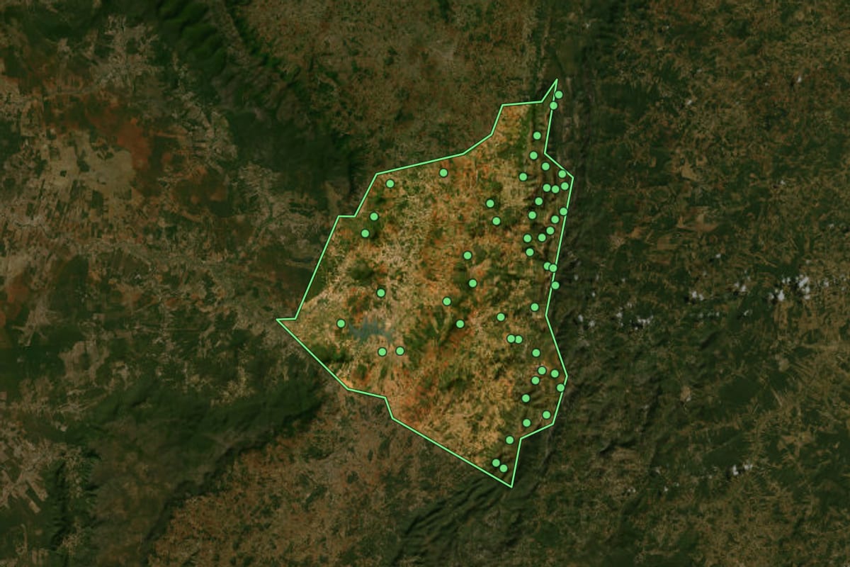 Imagem de satélite de Urandi (BA), com o contorno do município e a posição dos imóveis desta página.