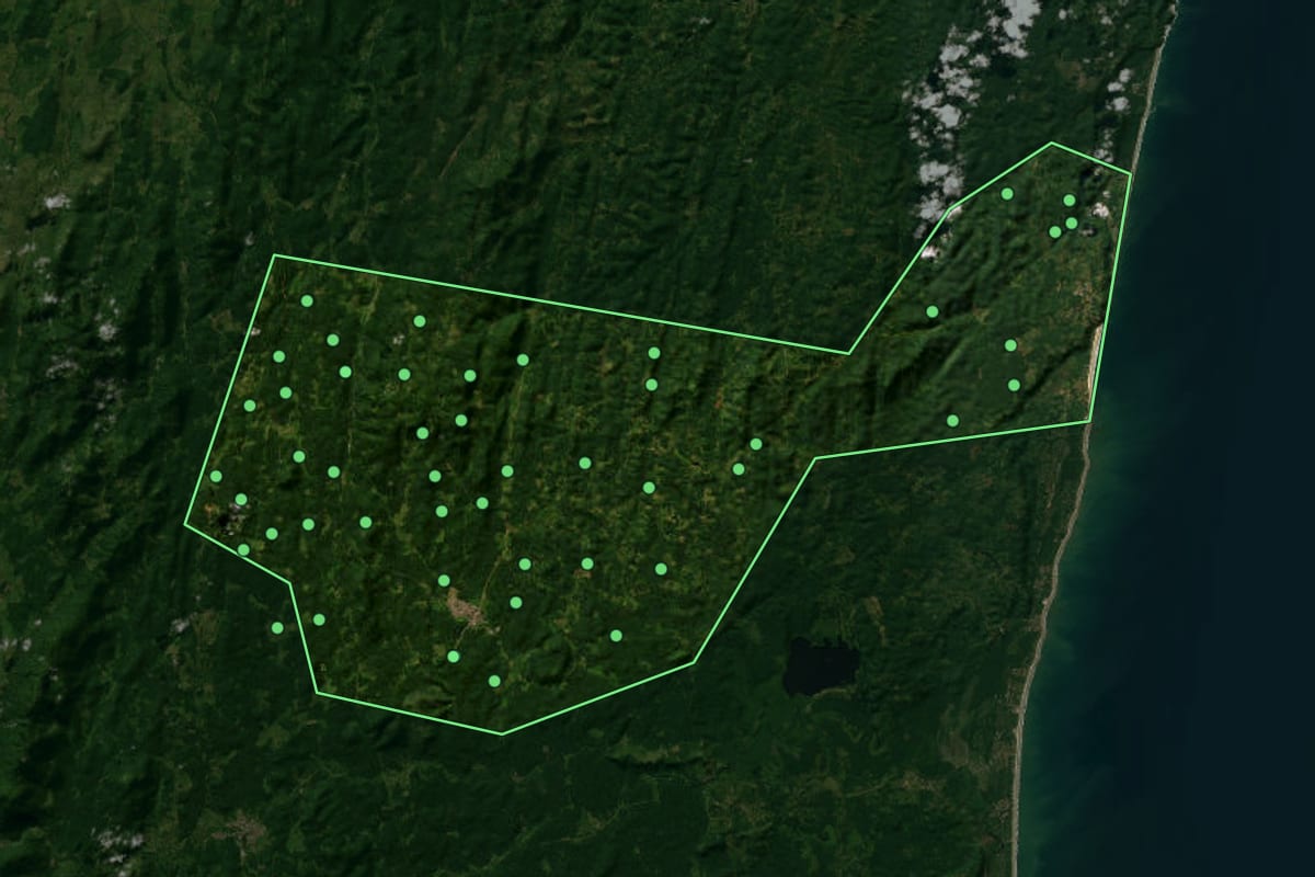 Imagem de satélite de Uruçuca (BA), com o contorno do município e a posição dos imóveis desta página.