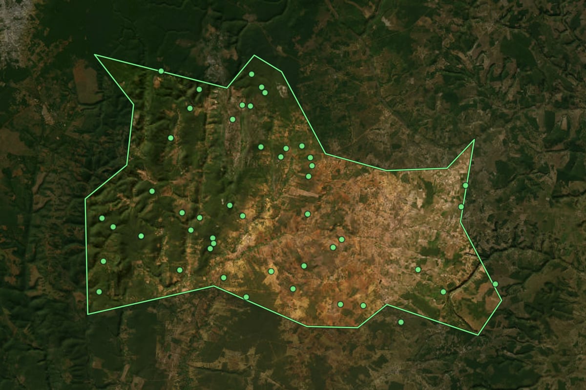 Imagem de satélite de Utinga (BA), com o contorno do município e a posição dos imóveis desta página.
