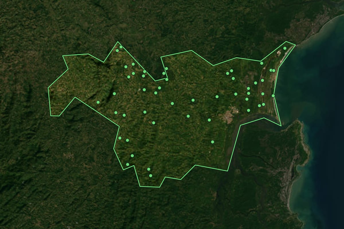 Imagem de satélite de Valença (BA), com o contorno do município e a posição dos imóveis desta página.