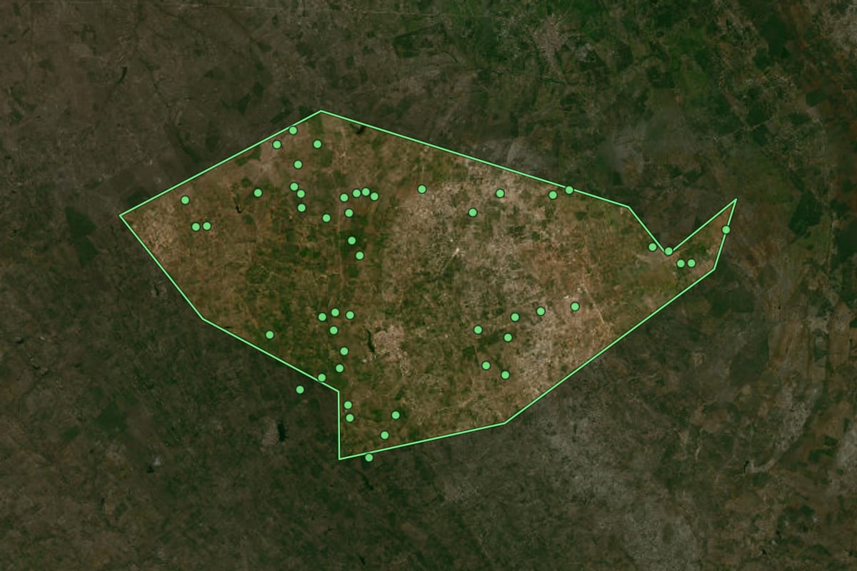 Imagem de satélite de Valente (BA), com o contorno do município e a posição dos imóveis desta página.
