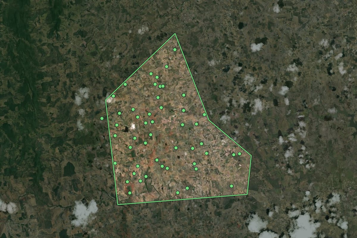 Imagem de satélite de Várzea do Poço (BA), com o contorno do município e a posição dos imóveis desta página.