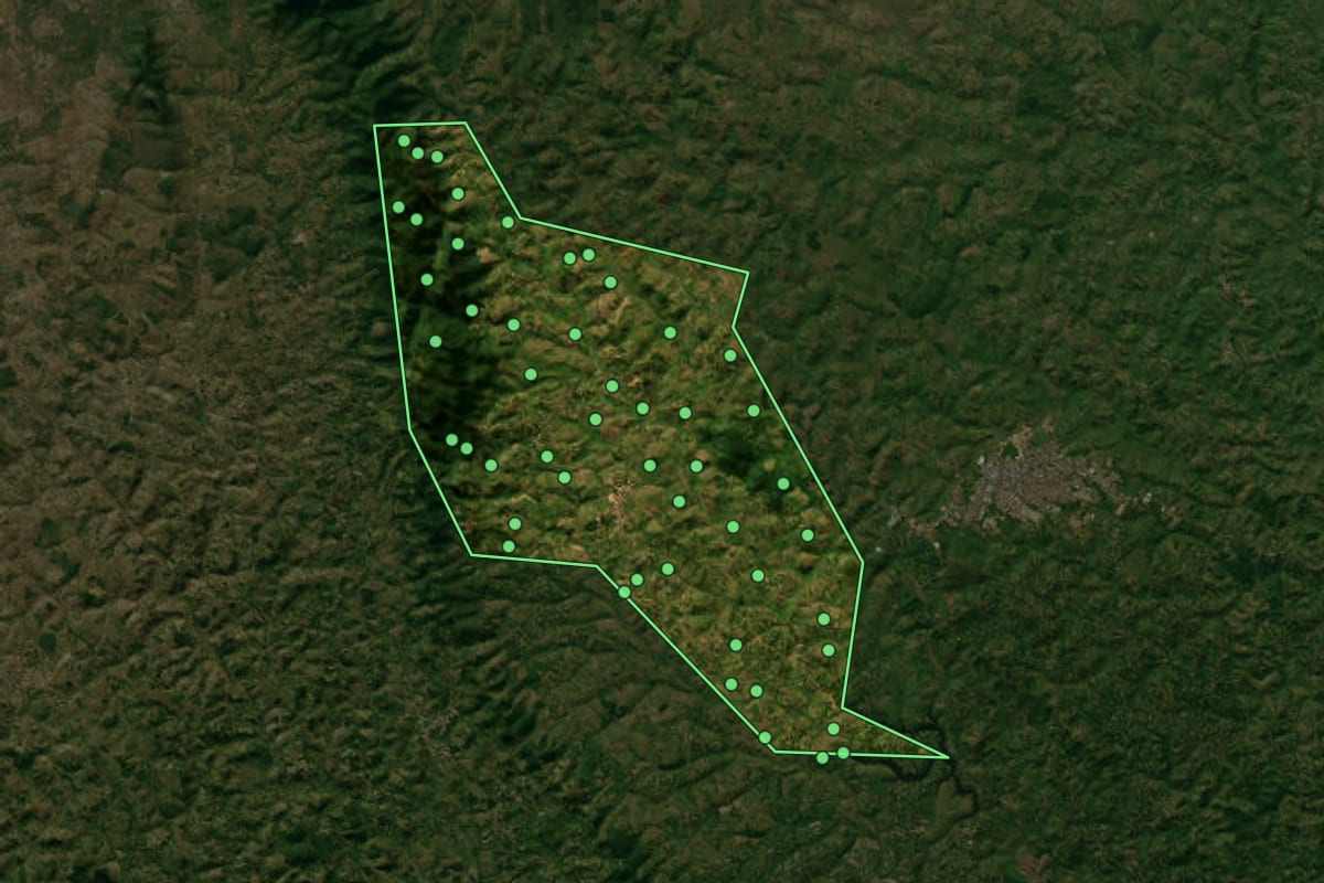 Imagem de satélite de Varzedo (BA), com o contorno do município e a posição dos imóveis desta página.